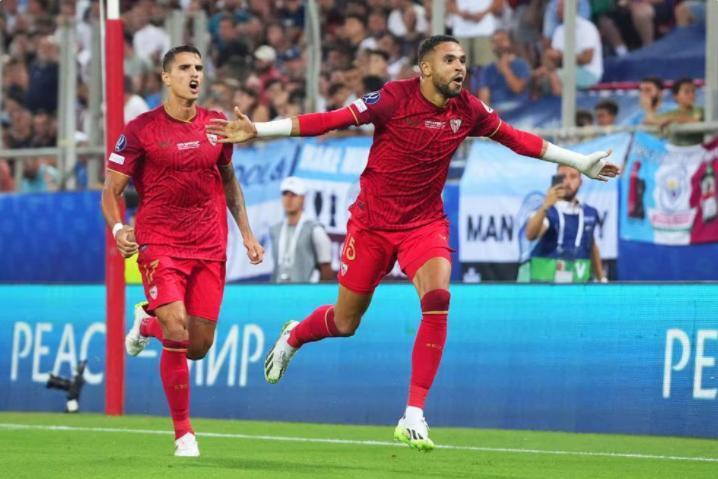  曼城女足创历史，首夺英格兰四冠王  