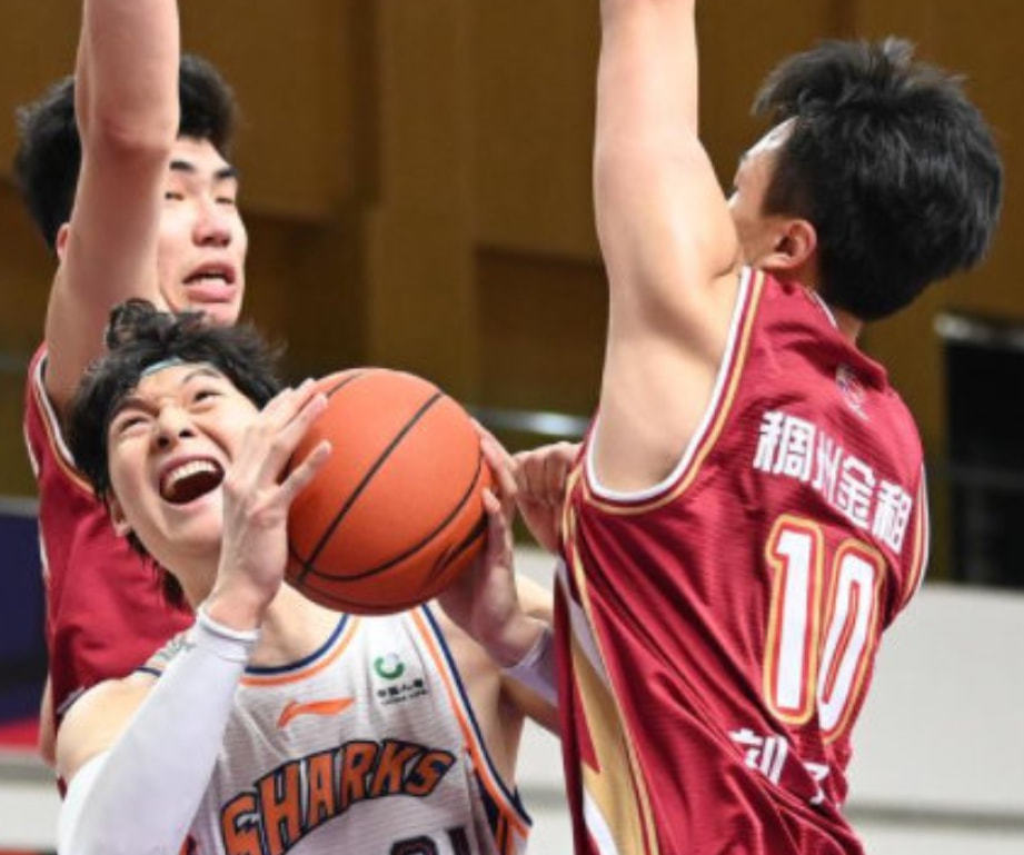  菲尔特青年军敢打敢拼，虽败犹荣赢得掌声